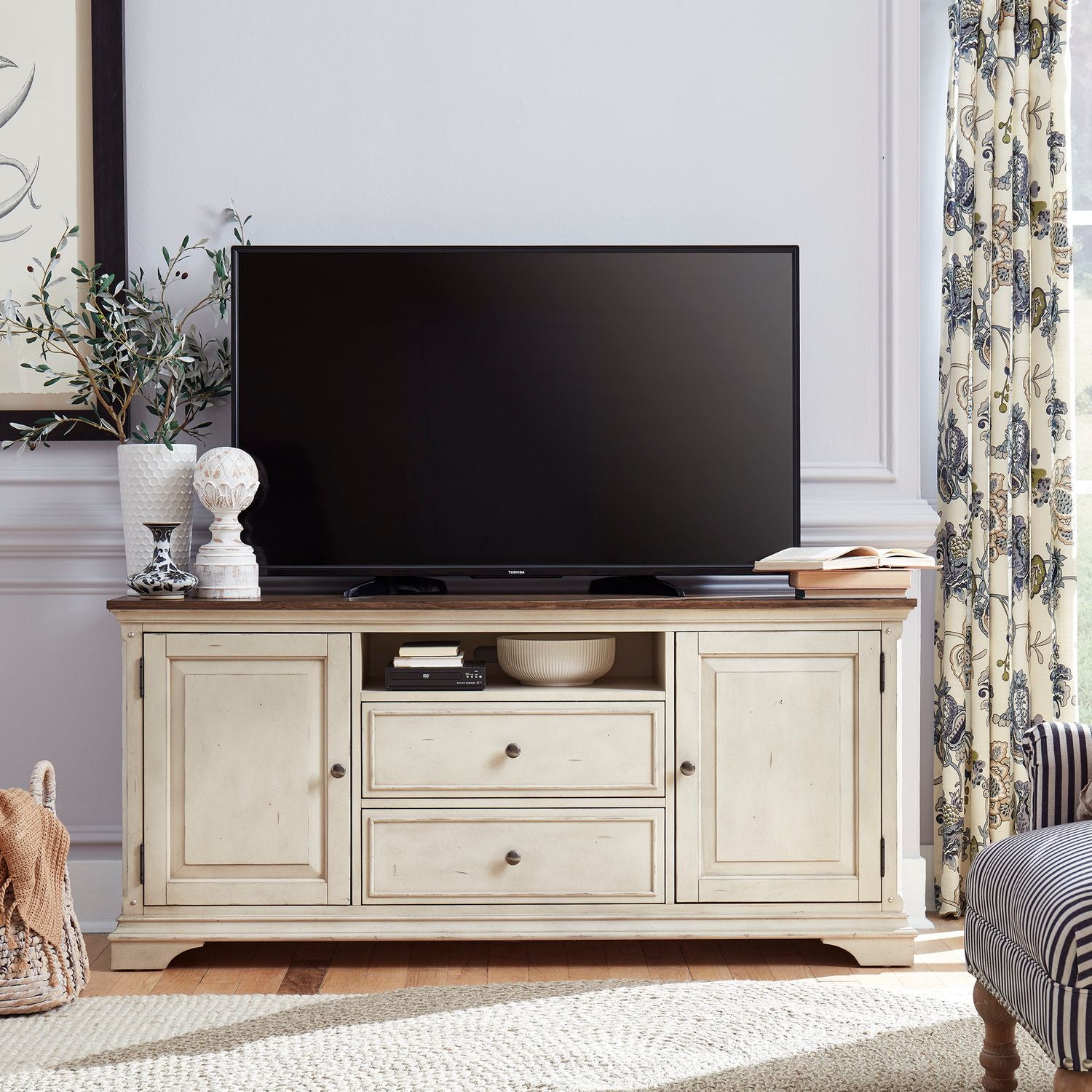 Fronton 66 Inch TV Stand