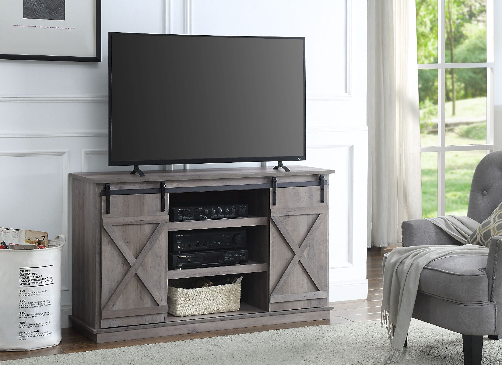 Lylia Tv Stand