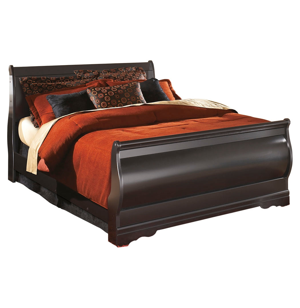 Huey Vineyard Queen Sleigh Bed with Mirrored Dresser