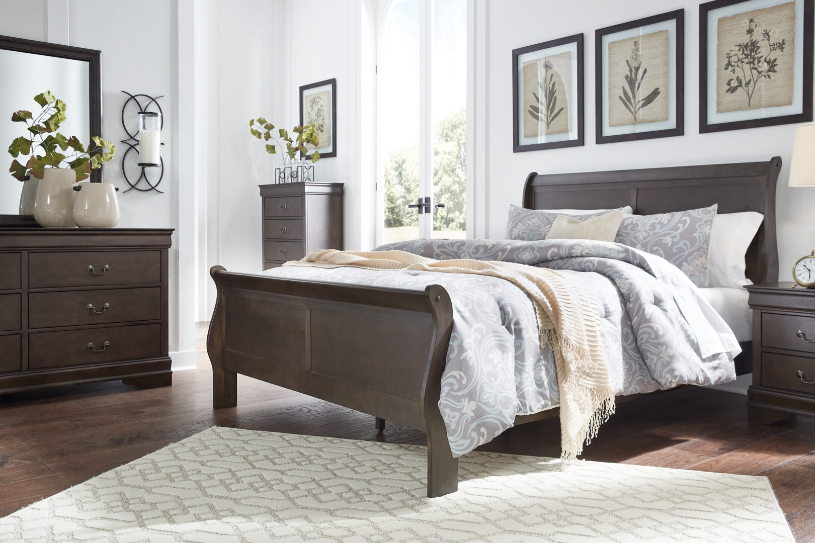 Leewarden Queen Sleigh Bed