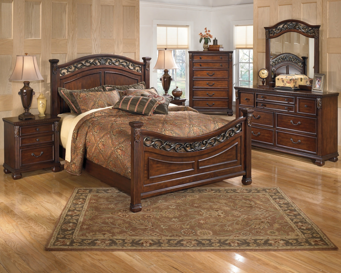 Leahlyn Queen Panel Bed