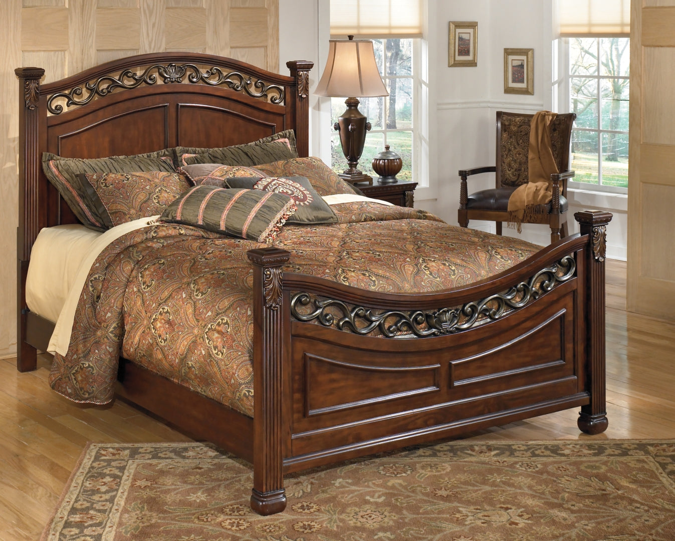 Leahlyn California King Panel Bed