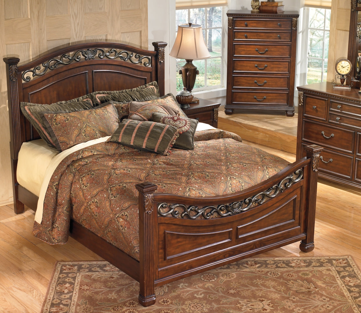 Leahlyn Queen Panel Bed