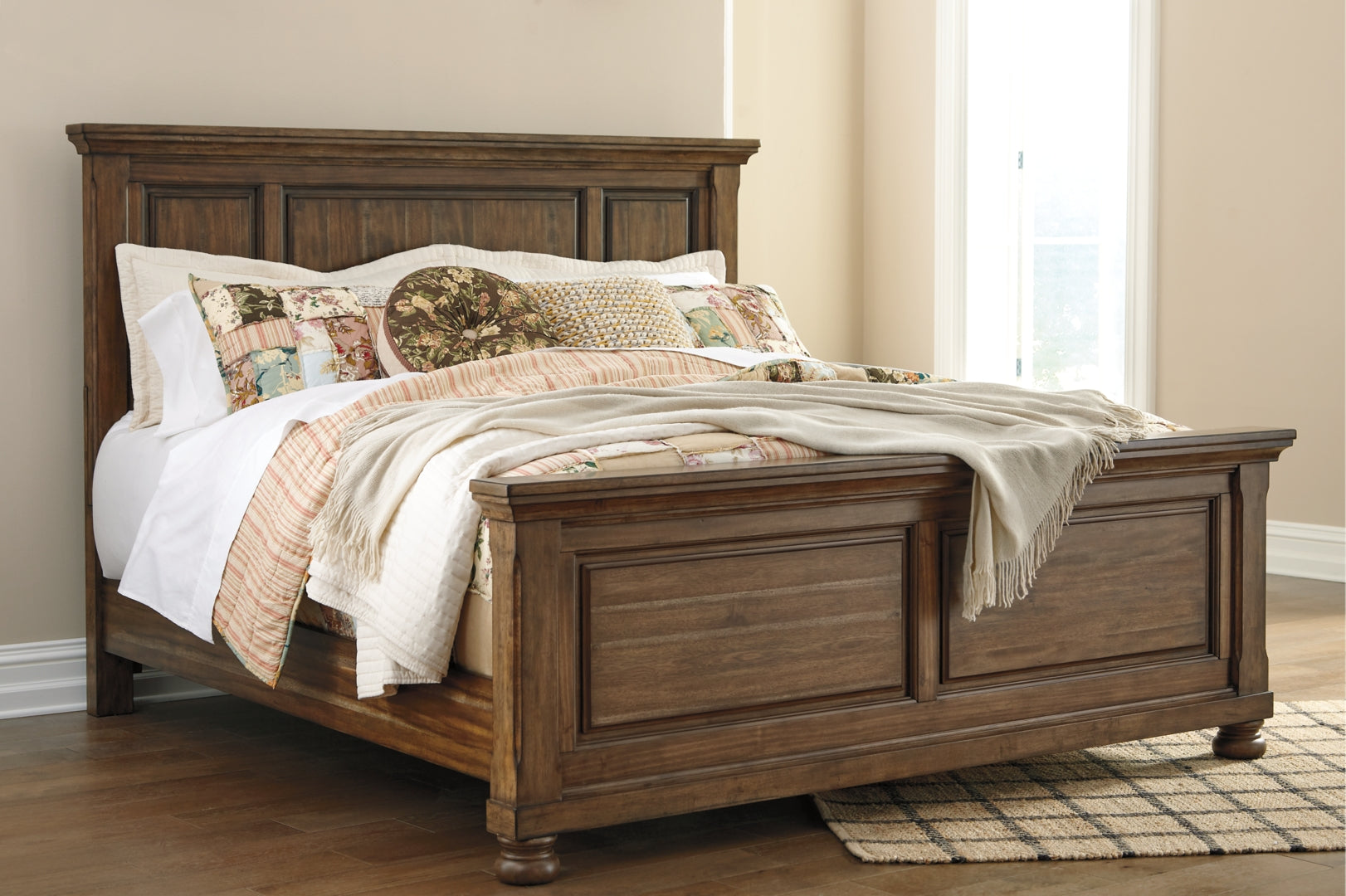 Flynnter King Panel Bed with Dresser