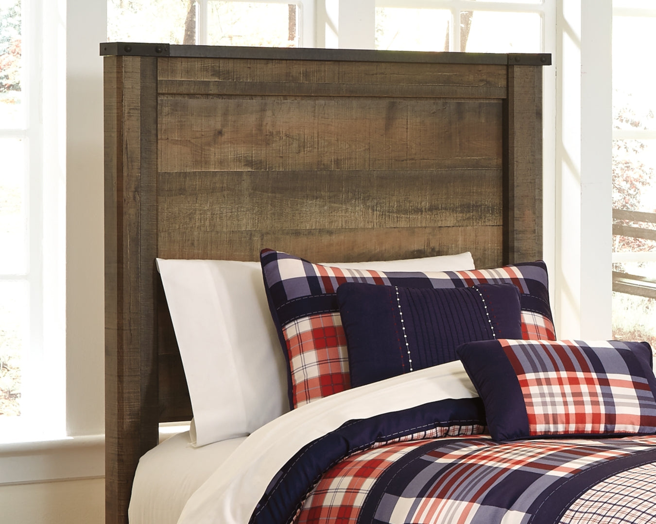 Trinell Rustic Finish Bed